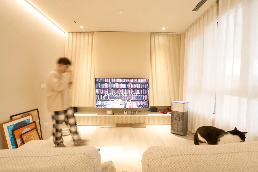 34岁著名主持人出道11年，却蜗居59㎡老破小，网友：这么寒酸？
