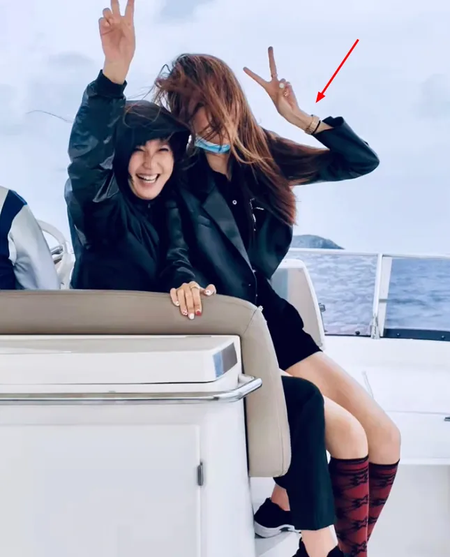 闫学晶与儿媳开心跳操,婆媳关系和谐,现任老公是个谜