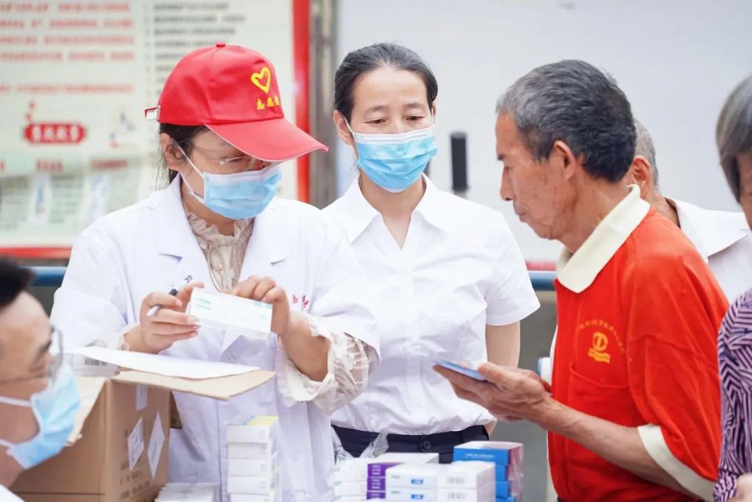 新宁县人民医院开展义诊送医、送药、送健康活动，助力乡村振兴