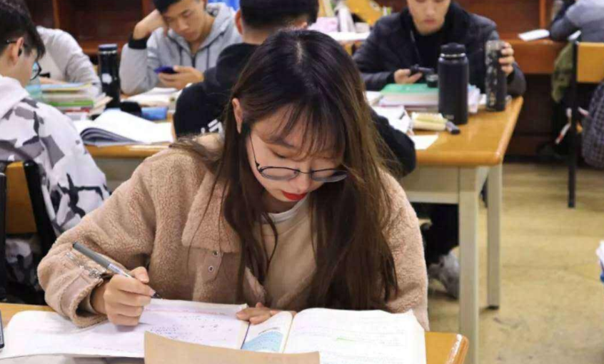 这所985高校遇“滑铁卢”，考研报名人数锐减，上岸难度有所降低