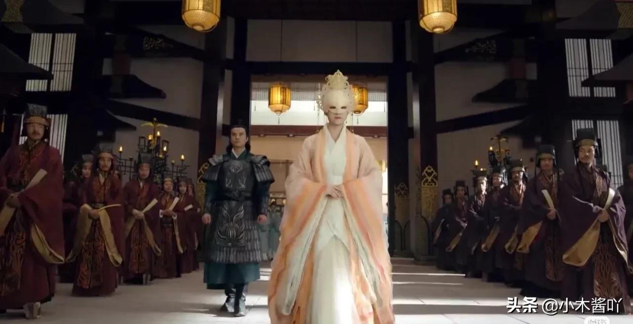 《白发王妃》现任设计喂药让她白头，前任喂解药却被她刺伤