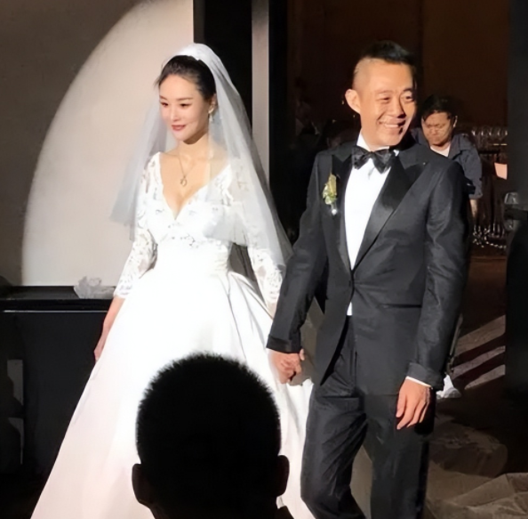 年龄不是问题！这些娱乐圈“老男人”，为何妻子越换越年轻？