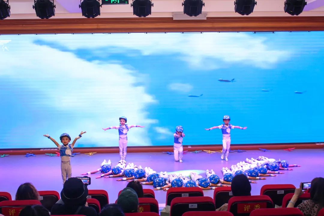 天府新区华阳实验小学举行“童星耀五月·艺术绽花开”群舞比赛