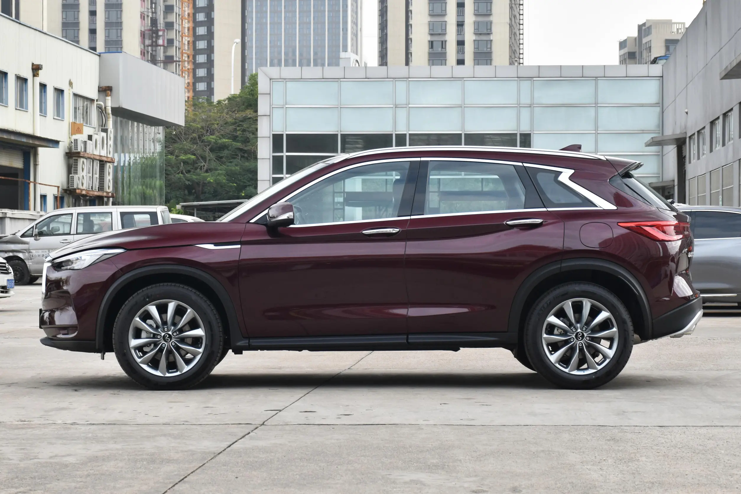 外观时尚，油耗低至7.7L，起售33.38万元，静态体验英菲尼迪QX50