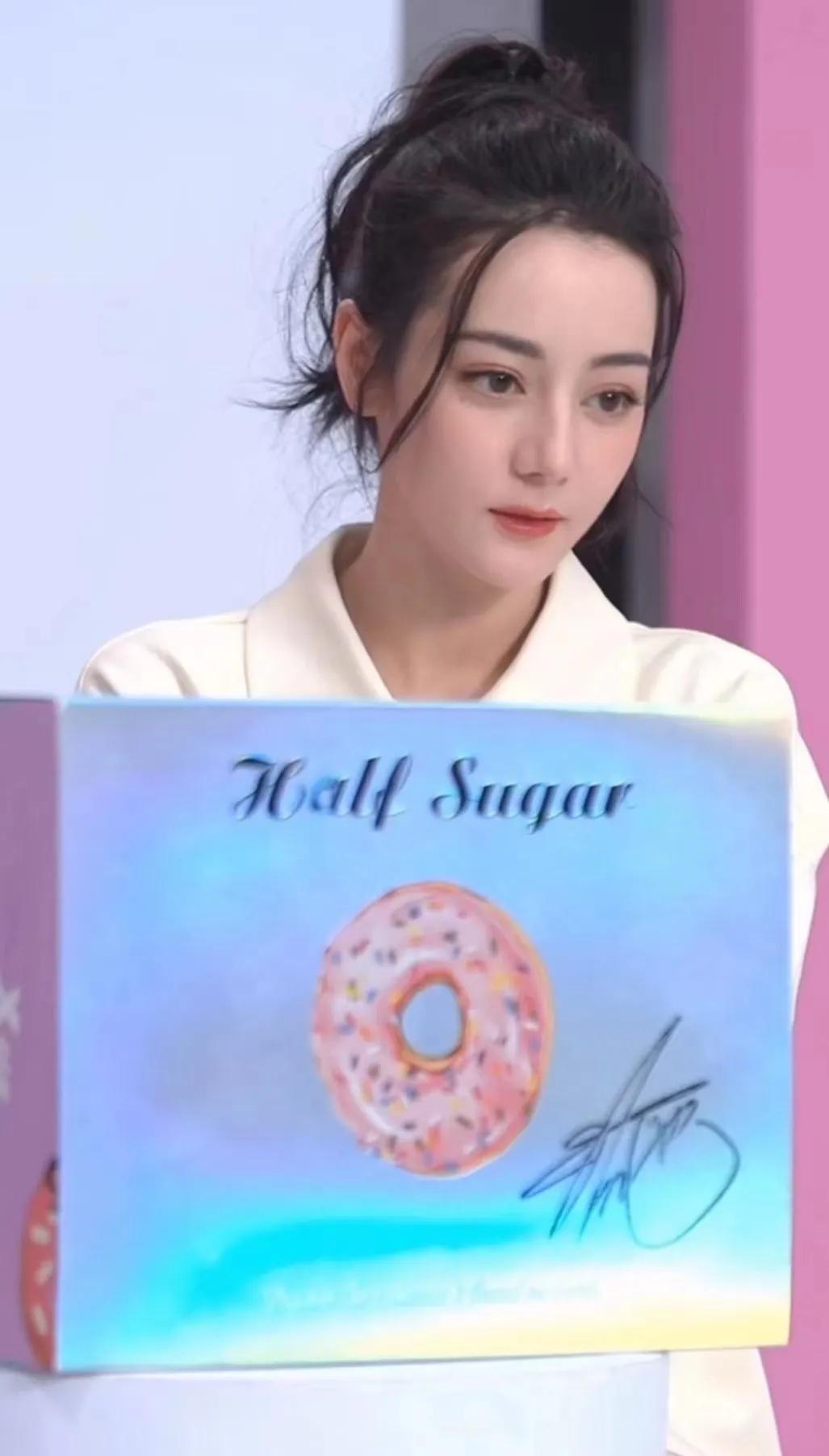 迪丽热巴polo衫穿搭，运动风满满的青春气息，谁能不爱