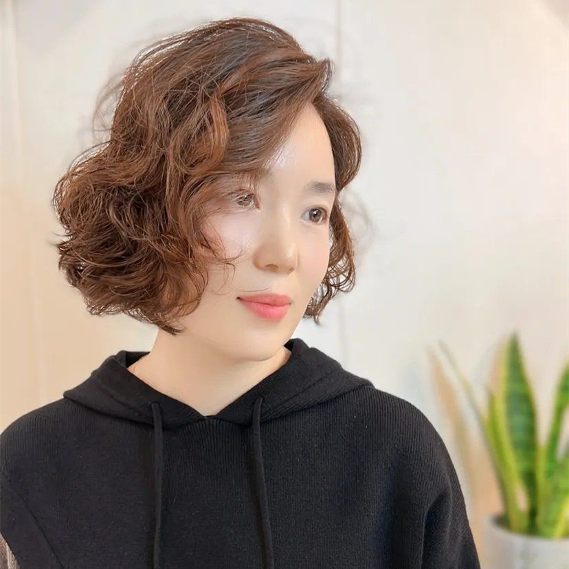 五十岁女人留什么发型显年轻?掌握这4个减龄公式,想不减龄都难