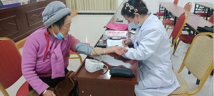 新疆若羌:送医进社区 义诊暖人心