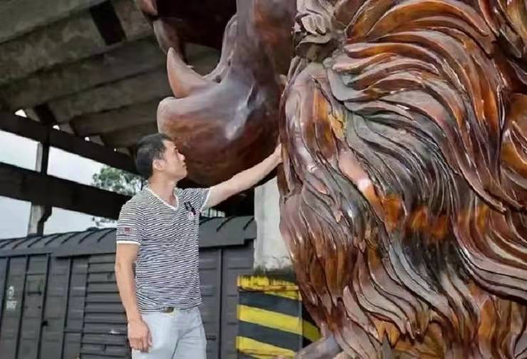 广西男子雕出15米“雄狮”，富豪出价300万都不卖，却闲置在仓库