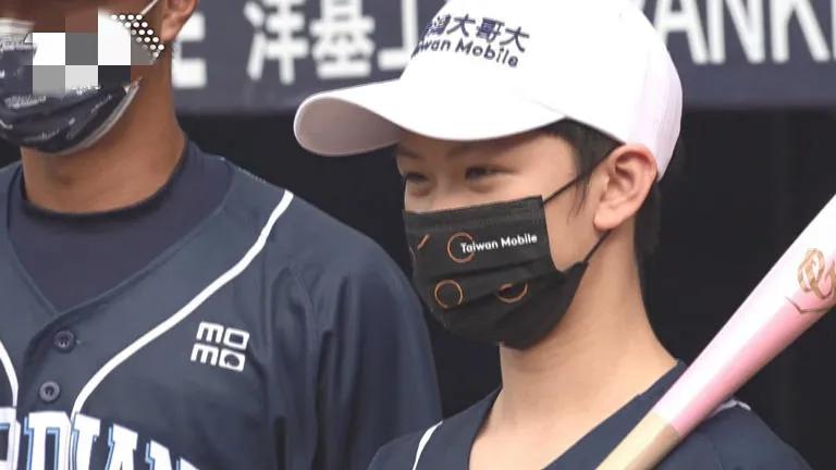 炎亚纶穿Curry背号开出一好球！桌球新星闪球没挥棒嗨喊新鲜