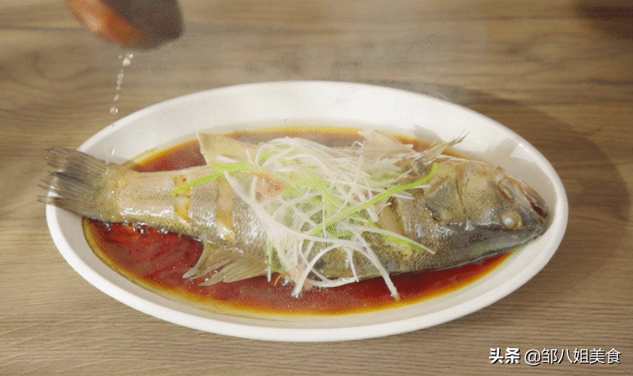 做清蒸鱼，热油和蒸鱼豉油哪个先放？有人常弄错，难怪鱼肉不鲜香