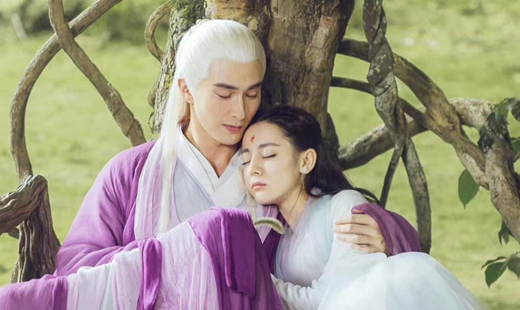 同样是演“白发美男”，有人一眼万年，有人像顶了一头枯草