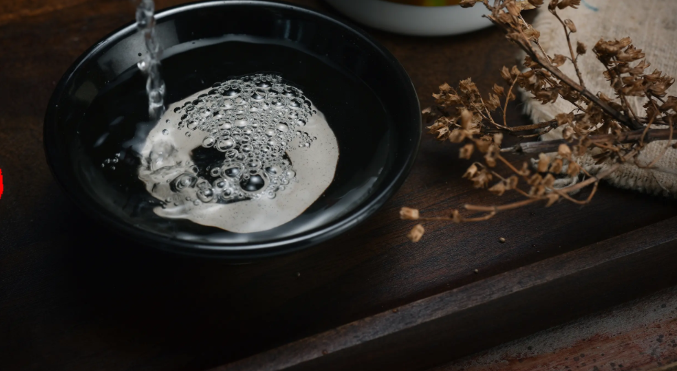 拿五粮液请客很丢人？行家：贴牌酒当然丢人，教你3招免交智商税