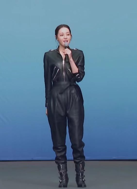 迪丽热巴连体皮裤显臃肿,网友:还以为胖了10斤呢?