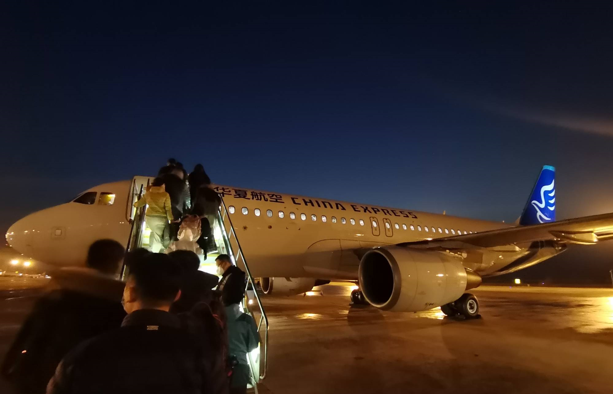 乘坐飞机"怪象":晚上机票比白天便宜,却没几个人坐