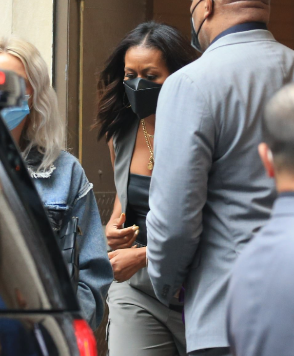 58岁的米歇尔，脚上鞋子与小9岁金建希穿同款，谁穿出了活力感？