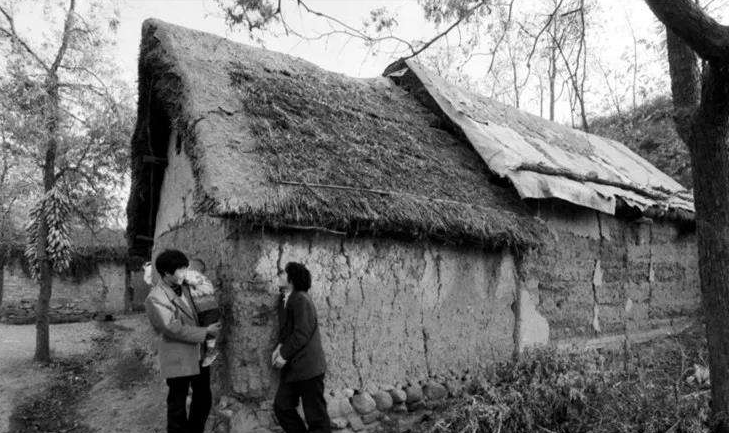 24岁外国女大学生倒追45岁农民工，今已成婚生子，计划在成都买房