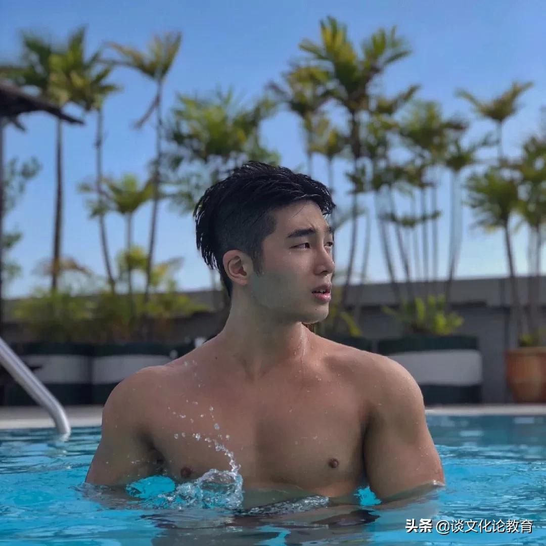 域外/韩国肌肉小哥演绎“在水一方”，侧颜太帅