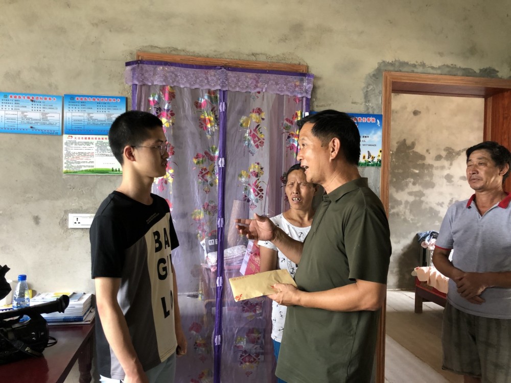 父母残疾全家靠吃野菜度日，大哥辍学打工供他上学，如今考进清华