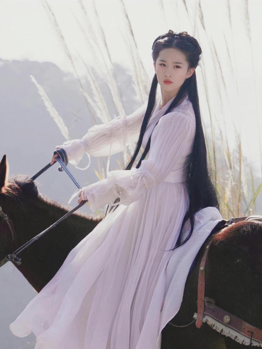 18年前刘亦菲的骑马照，感慨女娲是真的偏心