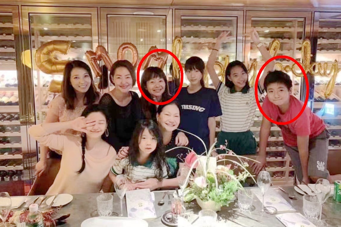 大S再婚后子女近况曝光，S妈代汪小菲教孩子骑车，婆孙合影很温馨