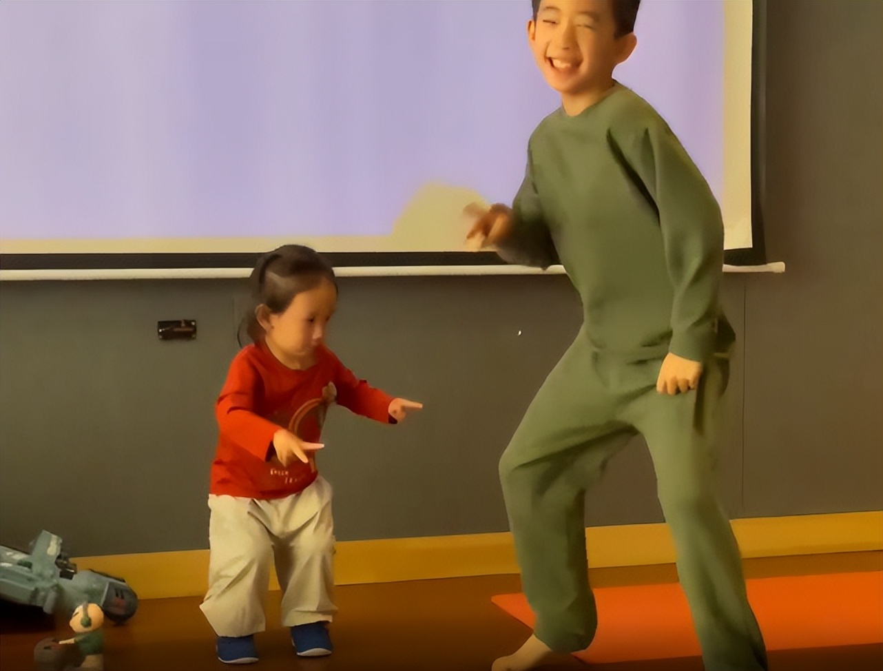 陈小春晒俩儿子萌态，二宝留长发扎揪揪打扮像女孩，长相遗传爸爸