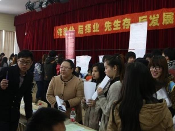 宋庚一不当言论后续来了，网传上海震旦学院已注销？校方出面辟谣