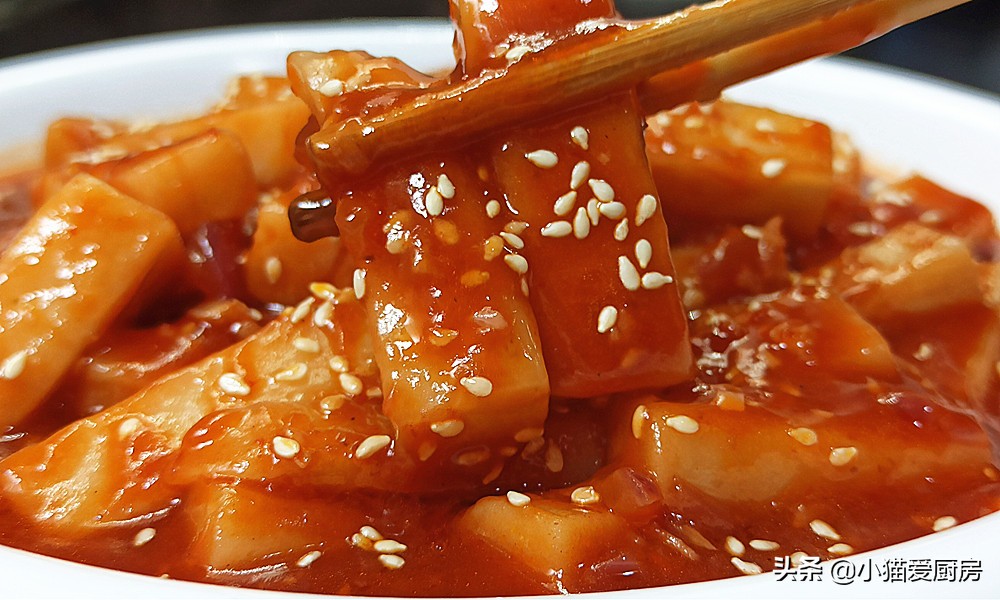 年糕做的炒菜，色泽红亮，口感软糯，味道香甜微辣，特别好吃过瘾