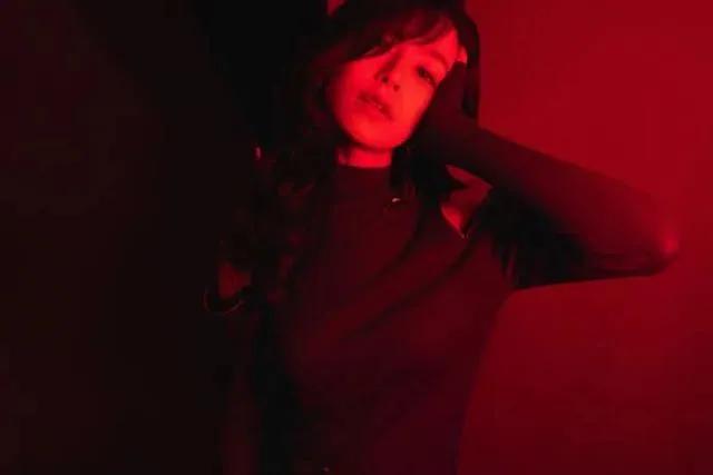 金晨迪丽热巴古力娜扎上演霓虹灯下的极限魅惑，这谁能抵挡得住呀