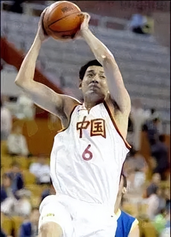 最强nba中国球员有哪些(中国男篮最强的十名球员，易建联难以抗衡姚郅，三分王李楠)