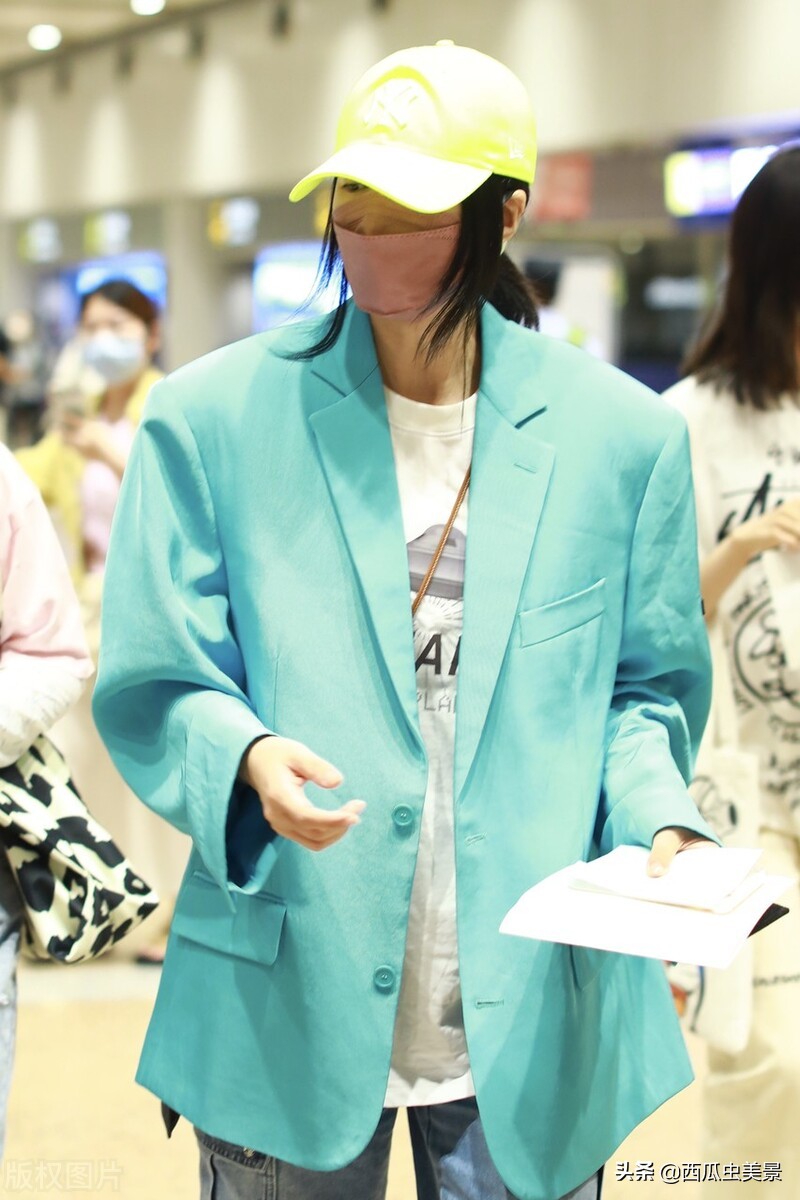 谭维维现身北京机场，湖蓝色西服个性靓眼