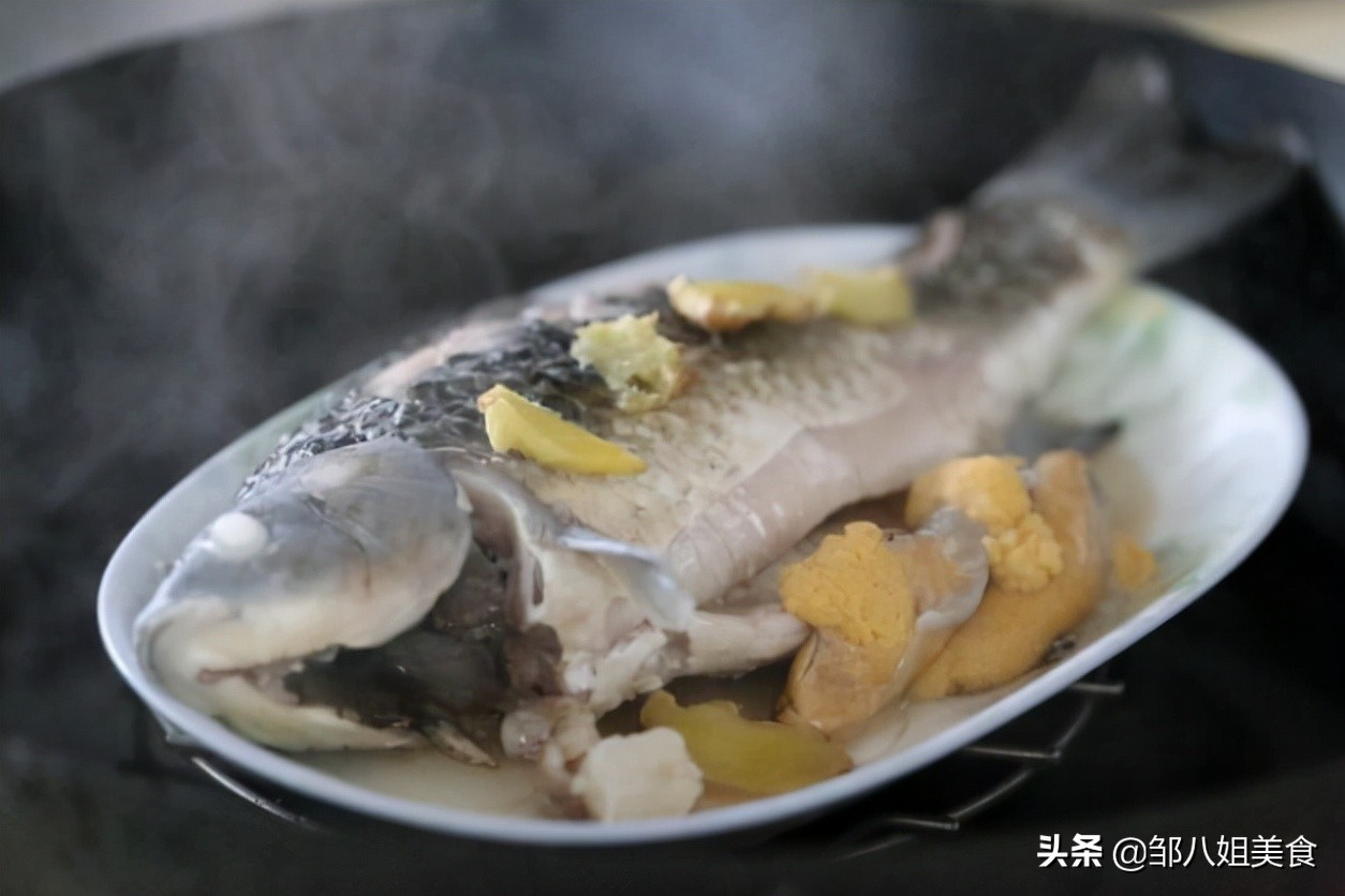 做清蒸鱼，热油和蒸鱼豉油哪个先放？有人常弄错，难怪鱼肉不鲜香