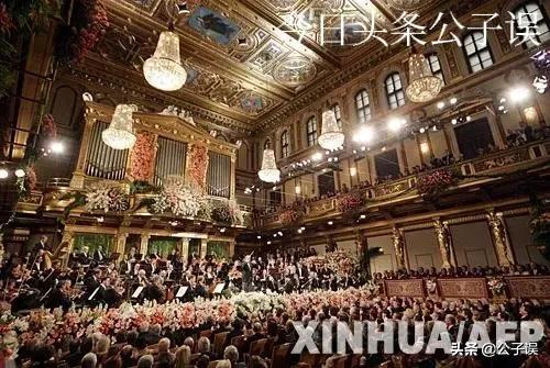 谭晶情史，青歌赛上成名，长城上开演唱会，嫁爱情高龄产子