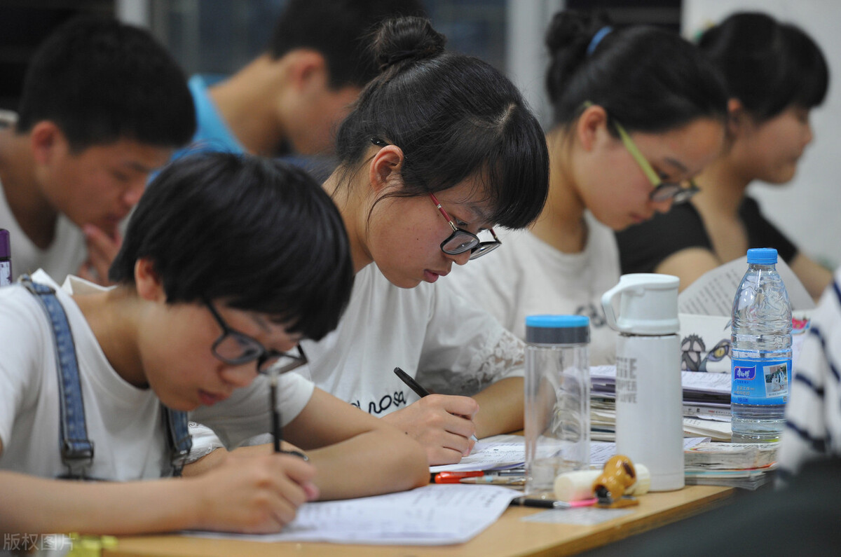 高中学生半夜11点多才睡觉，早上5点半就起床，这样好吗？