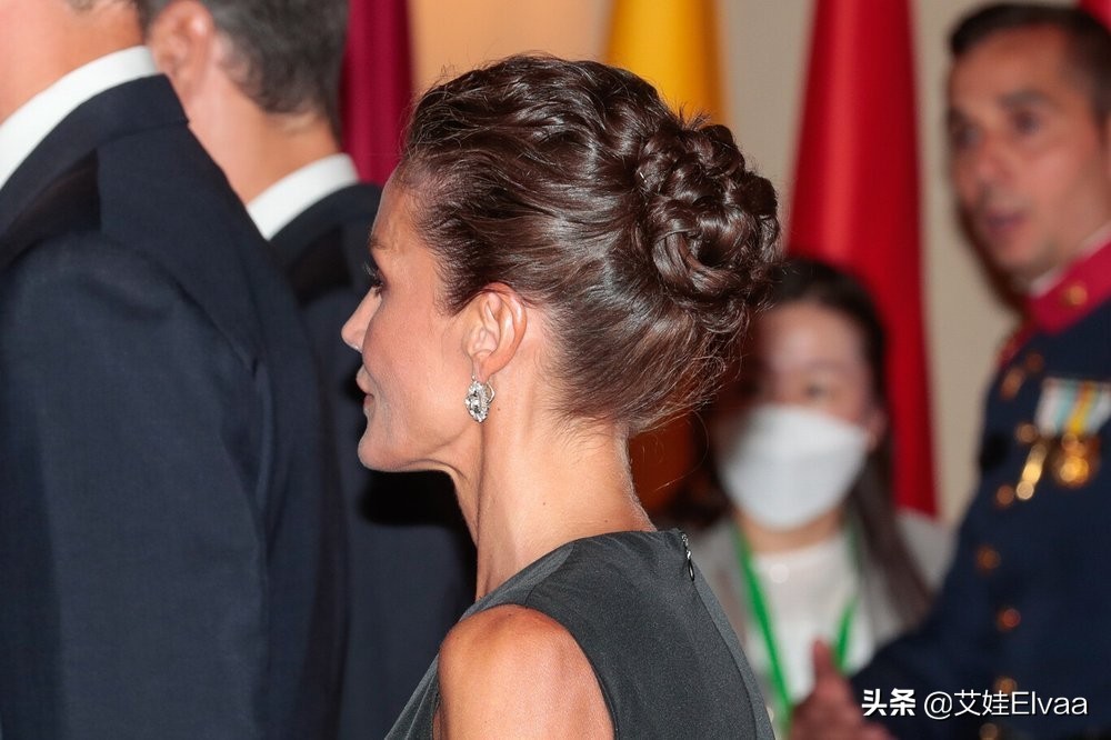 莱蒂齐亚成北约首脑晚宴大赢家！梳背头成国际脸，新造型彻底封神