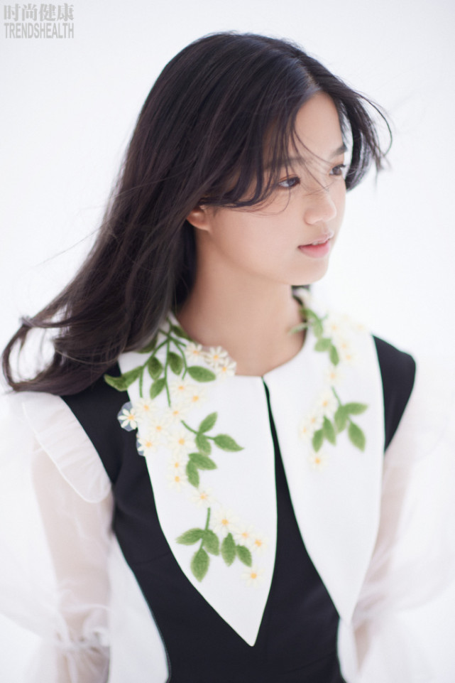 钟丽缇与俩女儿写真曝光，Jaden颜值逆袭星范儿足，考拉最像妈妈