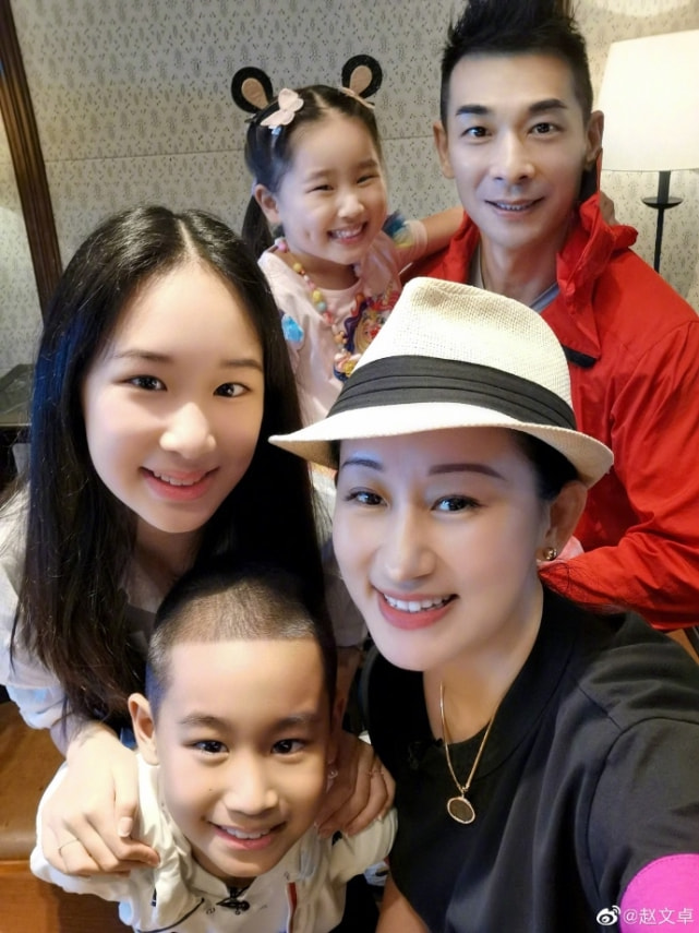 赵文卓妻子43岁生日，儿子头剪成蛋糕状酷，大女儿发长文表白妈妈
