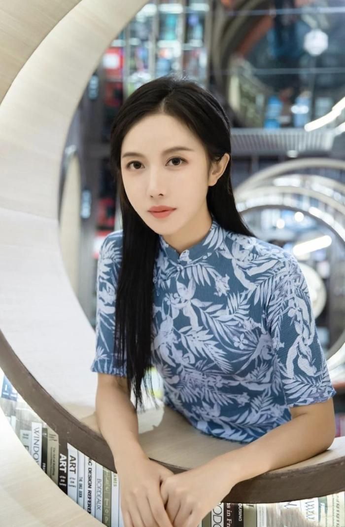 潘时七,人美心善的气质女神