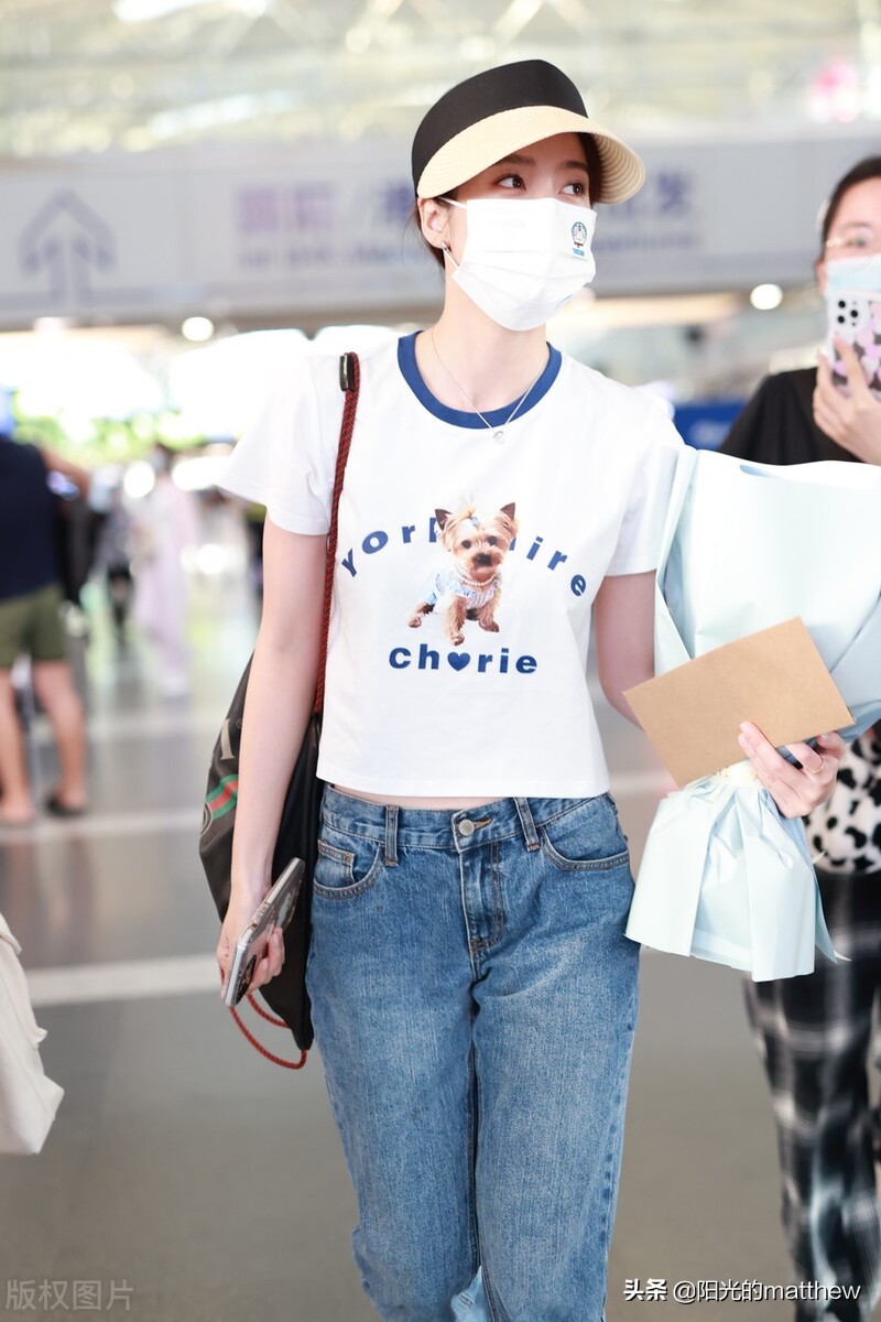 街拍：张雪迎白色卡通露脐T恤+阔腿牛仔裤休闲时髦