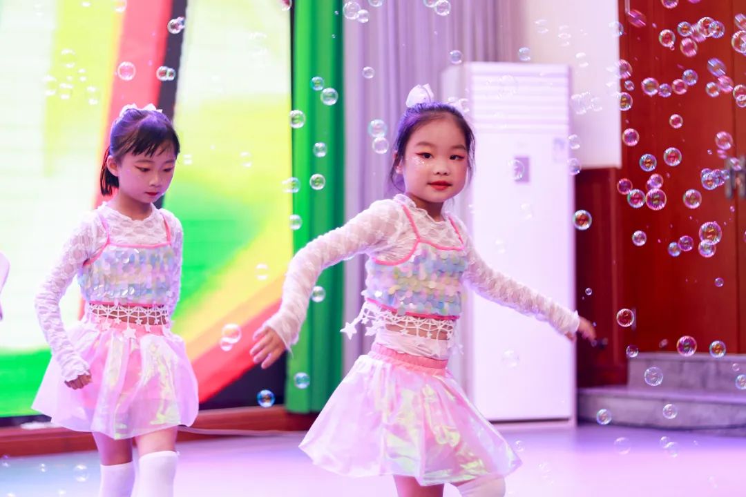 天府新区华阳实验小学举行“童星耀五月·艺术绽花开”群舞比赛