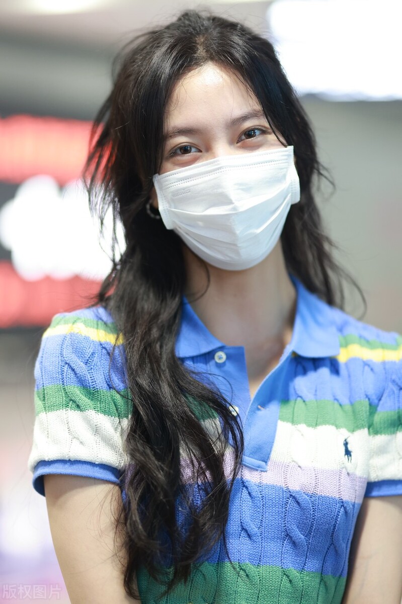 宋妍霏现身北京机场亭亭玉立