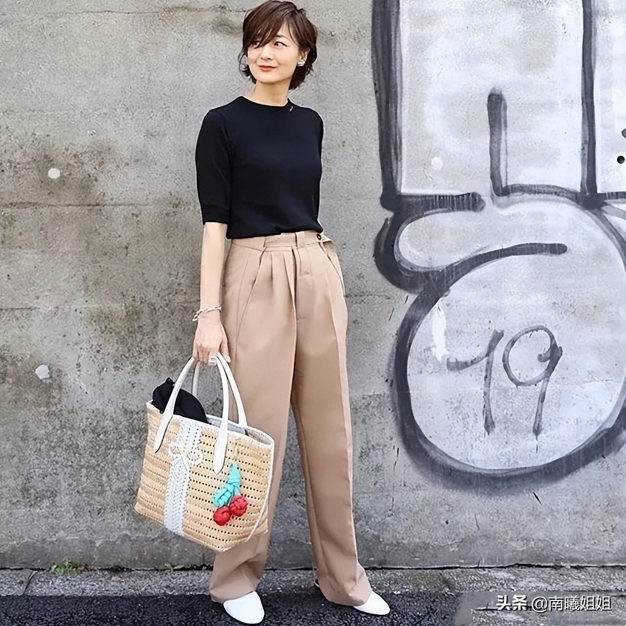 这是我见过最优雅的50+妈妈，不露腰不秀腿，却比明星还有气质