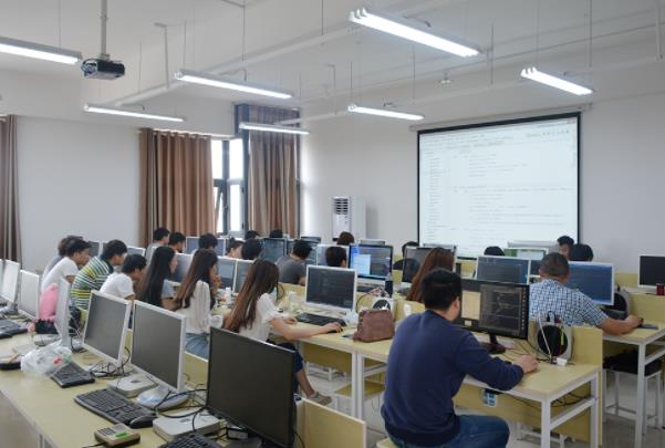 00后青睐的十大专业，法医学排名第二，榜首竟是“冷门专业”