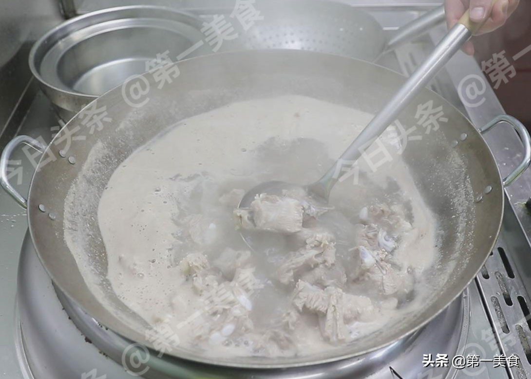 炖排骨熬猪肉，是凉水下锅还是热水下锅？明白原理，汤鲜肉嫩