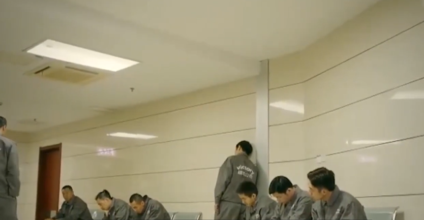 武汉一男子疑似因与女友吵架从18层坠亡。