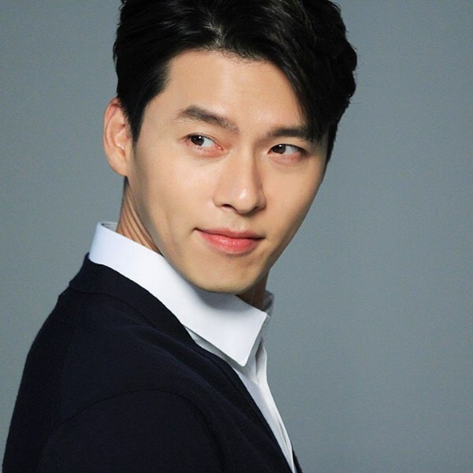 他明明颧骨高,脸型还"崎岖",怎么还能统一韩国人的审美?