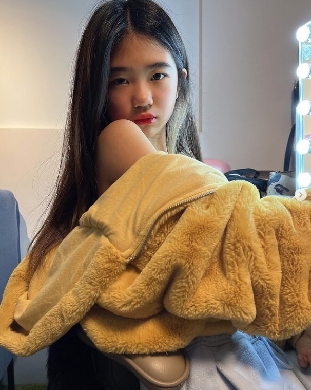 曹格女儿近照曝光，11岁Grace整容式长大，自己化红唇美妆超有范
