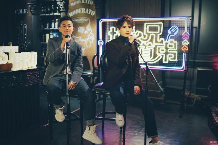 李炜托奶门图片原照 获封为“托奶李天王”图片