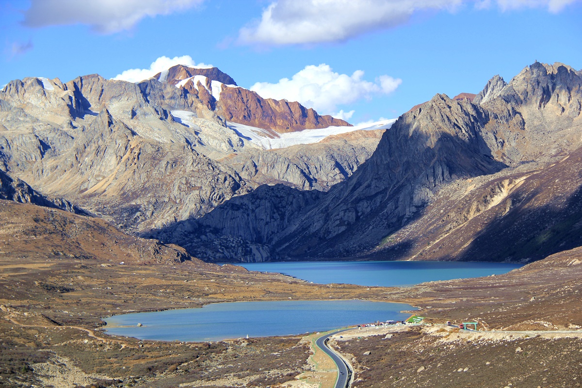 甘孜州位于四川省西部,是中国第二大藏区——康巴的主体和腹心地带.