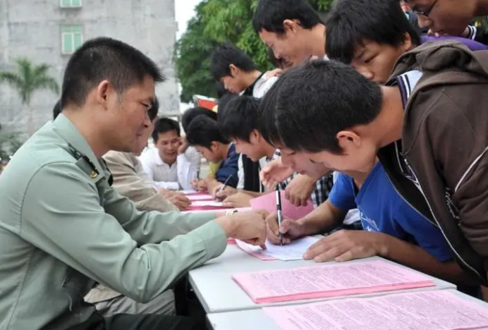 大学生“应征入伍”，当2年义务兵退伍后，可以拿到多少补助？