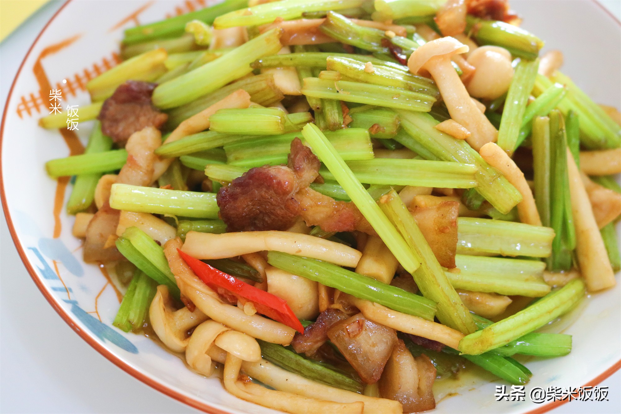 【食材】芹菜,海鲜菇,五花肉,蒜,红椒,盐,老抽,生